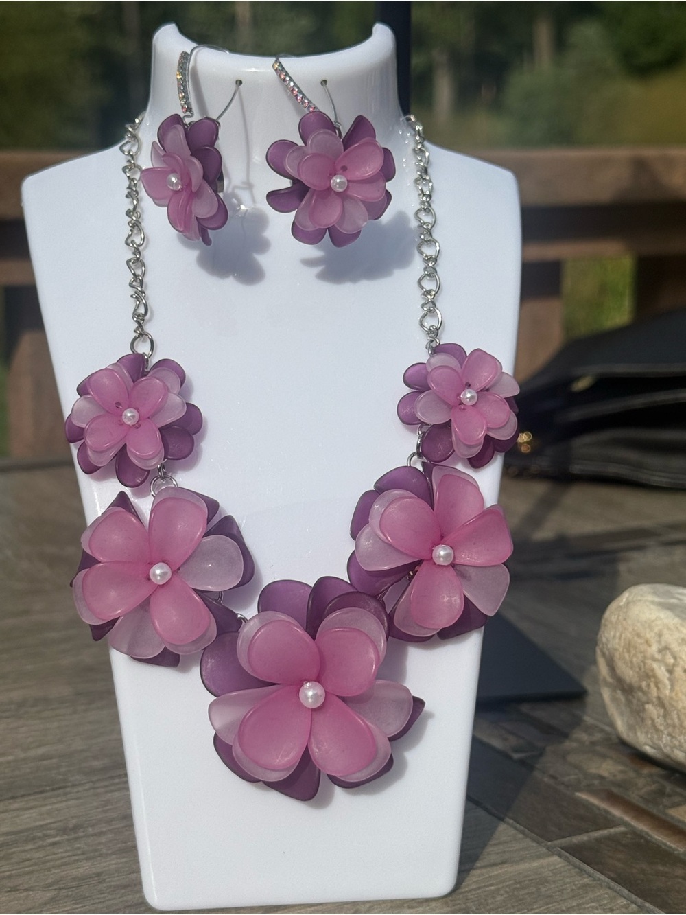 NWT Statement acrylic flower purple Tones necklace and matching earrings set